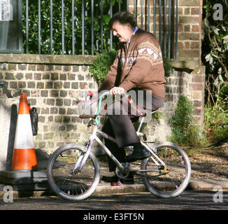 Ricky Gervais die Dreharbeiten für die neue Channel 4 TV-Serie "Derek" in Nord-London. Gervais' Body-double sieht man gefilmt Reiten ein Mädchen Fahrrad jagen einen Bestattungsunternehmen van mehrmals, bevor Gervais Kontrolle über das Fahrrad Mädchen nahm.  Mitwirkende: Ricky Gervais Where: London, Vereinigtes Königreich bei: 4. November 2013 Stockfoto