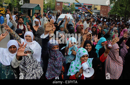 Lahore, Pakistan. 23. Juni 2014. Fans versammeln sich während einer Kundgebung der pakistanische Kleriker Tahir-Ul-Qadri in Lahore am 23. Juni 2014. Eine populistische Kanada ansässige Kleriker zurück nach Pakistan versuchen zu starten, was er eine "friedliche Revolution" gegen die Regierung, als seine Anhänger engagiert zu gewaltsamen Zusammenstößen mit der Polizei genannt ist. Pakistan Regierung umgeleitet ein Passagierflugzeug Durchführung einer regierungsfeindlichen Kleriker nach Lahore am Montag von Sicherheitsbedenken. Bildnachweis: Pazifische Presse/Alamy Live-Nachrichten Stockfoto