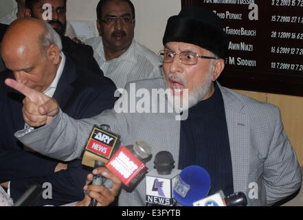 Lahore, Pakistan. 23. Juni 2014. Pakistanische Kleriker Tahir-Ul-Qadri sprechen Medien Personen während einer Pressekonferenz in Lahore am 23. Juni 2014. Bildnachweis: Pazifische Presse/Alamy Live-Nachrichten Stockfoto