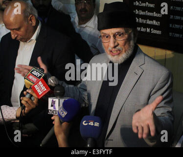 Lahore, Pakistan. 23. Juni 2014. Pakistanische Kleriker Tahir-Ul-Qadri sprechen Medien Personen während einer Pressekonferenz in Lahore am 23. Juni 2014. Bildnachweis: Pazifische Presse/Alamy Live-Nachrichten Stockfoto