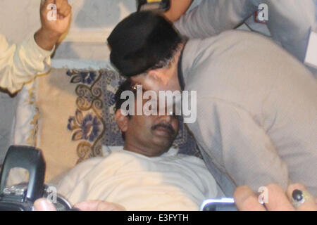 Lahore, Pakistan. 23. Juni 2014. LAHORE, PAKISTAN - 23. Juni 2014 pakistanische Kleriker Tahir-Ul-Qadri, küssen seine Anhänger, die bei einem Zusammenstoß mit der Polizei in einem örtlichen Krankenhaus in Lahore am 23. Juni 2014 verletzt wurde. Bildnachweis: Pazifische Presse/Alamy Live-Nachrichten Stockfoto