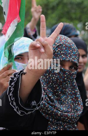 Lahore, Pakistan. 23. Juni 2014. LAHORE, PAKISTAN - Spritzen, 23. Juni, 2014:Pakistani Frauen Fans ein Victory-Zeichen während einer Kundgebung der pakistanische Kleriker Tahir-Ul-Qadri in Lahore am 23. Juni 2014. Eine populistische Kanada ansässige Kleriker zurück nach Pakistan versuchen zu starten, was er eine "friedliche Revolution" gegen die Regierung, als seine Anhänger engagiert zu gewaltsamen Zusammenstößen mit der Polizei genannt ist. Bildnachweis: Pazifische Presse/Alamy Live-Nachrichten Stockfoto