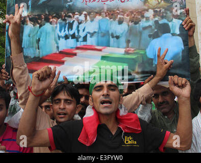 Lahore, Pakistan. 23. Juni 2014. Fans versammeln sich während einer Kundgebung der pakistanische Kleriker Tahir-Ul-Qadri in Lahore am 23. Juni 2014. Eine populistische Kanada ansässige Kleriker zurück nach Pakistan versuchen zu starten, was er eine "friedliche Revolution" gegen die Regierung, als seine Anhänger engagiert zu gewaltsamen Zusammenstößen mit der Polizei genannt ist. Pakistan Regierung umgeleitet ein Passagierflugzeug Durchführung einer regierungsfeindlichen Kleriker nach Lahore am Montag von Sicherheitsbedenken. Bildnachweis: Pazifische Presse/Alamy Live-Nachrichten Stockfoto