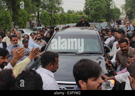 Lahore, Pakistan. 23. Juni 2014. Fans versammeln sich während einer Kundgebung der pakistanische Kleriker Tahir-Ul-Qadri in Lahore am 23. Juni 2014. Eine populistische Kanada ansässige Kleriker zurück nach Pakistan versuchen zu starten, was er eine "friedliche Revolution" gegen die Regierung, als seine Anhänger engagiert zu gewaltsamen Zusammenstößen mit der Polizei genannt ist. Pakistan Regierung umgeleitet ein Passagierflugzeug Durchführung einer regierungsfeindlichen Kleriker nach Lahore am Montag von Sicherheitsbedenken. Bildnachweis: Pazifische Presse/Alamy Live-Nachrichten Stockfoto