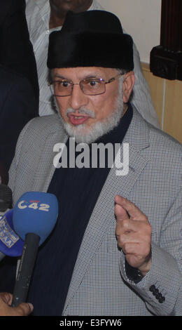 Lahore, Pakistan. 23. Juni 2014. Pakistanische Kleriker Tahir-Ul-Qadri sprechen Medien Personen während einer Pressekonferenz in Lahore am 23. Juni 2014. Bildnachweis: Pazifische Presse/Alamy Live-Nachrichten Stockfoto