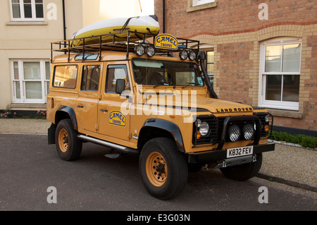 Ein Camel Trophy Land Rover Defender. Ein robuster Geländewagen würdevoll in einer ruhigen Vorstadt Straße in Poundbury, Dorset, England, Vereinigtes Königreich geparkt. Stockfoto