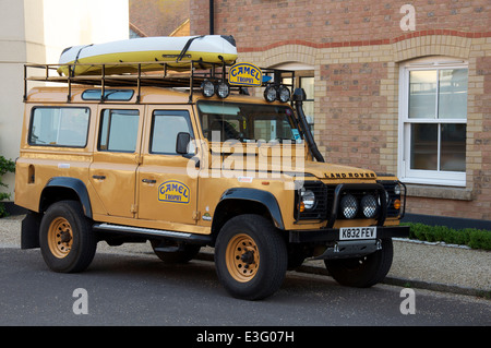 Ein Camel Trophy Land Rover Defender. Ein robuster Geländewagen würdevoll in einer ruhigen Vorstadt Straße in Poundbury, Dorset, England, Vereinigtes Königreich geparkt. Stockfoto