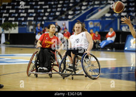 Toronto, Ontario, Kanada. 23. Juni 2014. Frauen Rollstuhl-Basketball-WM, Mattamy Athletic Centre, Toronto Ontario, Kanada, Großbritannien V China - Yun lang (CHN) und Louise Sugden (GBR) Credit: Peter Llewellyn/Alamy Live News Stockfoto