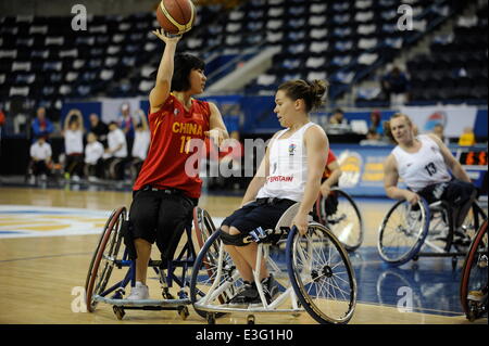 Toronto, Ontario, Kanada. 23. Juni 2014. Frauen Rollstuhl-Basketball-Meisterschaften, Mattamy Sportzentrum, Toronto Ontario, Kanada, Großbritannien V China - TingTing Zu (CHN) schießt über Helen Freeman (GBR) Credit: Peter Llewellyn/Alamy Live News Stockfoto