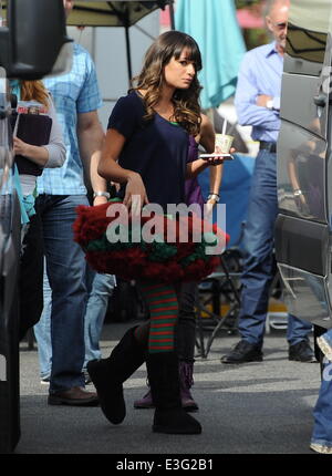 Schauspielerin Lea Michele eine Rolle des Weihnachtsmanns kleine Elfen für die Christamas "Glee" Spezialsendung mit co-stars Naya Rivera und Chris Colfer Dreharbeiten in Burbank Ca.  Mitwirkende: Lea Michele Where: Burbank, Kalifornien, Vereinigte Staaten, wann: 7. November 2013 Stockfoto