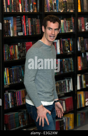 Andy Murray unterschreibt Exemplare seines neuen Buches "Seventy-Seven: mein Weg zu Wimbledon Herrlichkeit ', bei Waterstones Piccadilly.  Mit: Andy Murray wo: London, Vereinigtes Königreich bei: 6. November 2013 Stockfoto