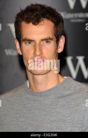 Andy Murray unterschreibt Exemplare seines neuen Buches "Seventy-Seven: mein Weg zu Wimbledon Herrlichkeit ', bei Waterstones Piccadilly Featuring: Andy Murray wo: London, Vereinigtes Königreich bei: 6. November 2013 Stockfoto