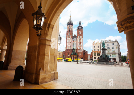 Heiliges Marys Basilika und Rynek Glowny in Krakau Stockfoto