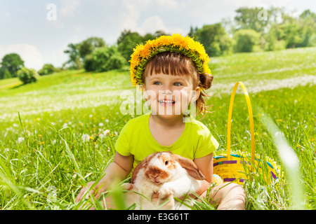 Lächelnde Mädchen tragen Blüten reif und Kaninchen Stockfoto