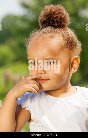 Charmantes kleines Mädchen Porträt im Sommer Stockfoto