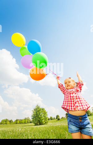 Porträt der kleine niedliche Mädchen mit vielen Luftballons Stockfoto