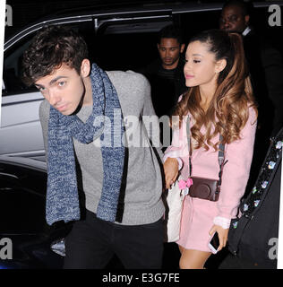 Ariana Grande und Nathan Sykes, auf ein Date am vegetarische Restaurant Manna in Primrose Hill nach Arianas secret Gig im Club steigen. Das Paar wurden gesehen, küssen und kuscheln, wie sie ihren Abend gemeinsam genossen werden.  Mitwirkende: Ariana G Stockfoto