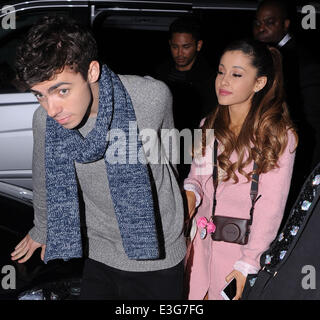 Ariana Grande und Nathan Sykes, auf ein Date am vegetarische Restaurant Manna in Primrose Hill nach Arianas secret Gig im Club steigen. Das Paar wurden gesehen, küssen und kuscheln, wie sie ihren Abend gemeinsam genossen werden.  Mitwirkende: Ariana G Stockfoto