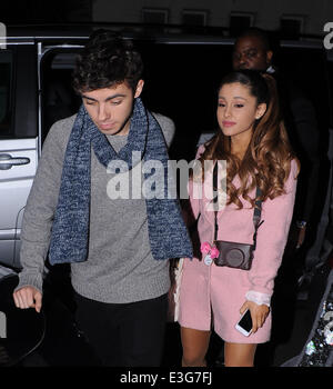 Ariana Grande und Nathan Sykes, auf ein Date am vegetarische Restaurant Manna in Primrose Hill nach Arianas secret Gig im Club steigen. Das Paar wurden gesehen, küssen und kuscheln, wie sie ihren Abend gemeinsam genossen werden.  Mitwirkende: Ariana G Stockfoto