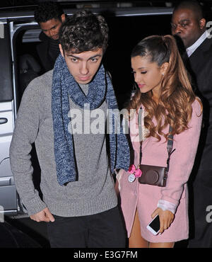 Ariana Grande und Nathan Sykes, auf ein Date am vegetarische Restaurant Manna in Primrose Hill nach Arianas secret Gig im Club steigen. Das Paar wurden gesehen, küssen und kuscheln, wie sie ihren Abend gemeinsam genossen werden.  Mitwirkende: Ariana G Stockfoto