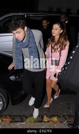 Ariana Grande und Nathan Sykes, auf ein Date am vegetarische Restaurant Manna in Primrose Hill nach Arianas secret Gig im Club steigen. Das Paar wurden gesehen, küssen und kuscheln, wie sie ihren Abend gemeinsam genossen werden.  Mitwirkende: Ariana G Stockfoto