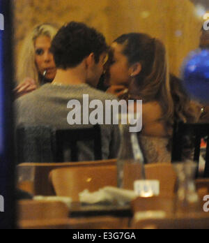 Ariana Grande und Nathan Sykes, auf ein Date am vegetarische Restaurant Manna in Primrose Hill nach Arianas secret Gig im Club steigen. Das Paar wurden gesehen, küssen und kuscheln, wie sie ihren Abend gemeinsam genossen werden.  Mitwirkende: Ariana G Stockfoto