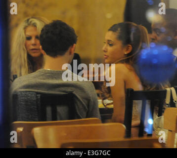 Ariana Grande und Nathan Sykes, auf ein Date am vegetarische Restaurant Manna in Primrose Hill nach Arianas secret Gig im Club steigen. Das Paar wurden gesehen, küssen und kuscheln, wie sie ihren Abend gemeinsam genossen werden.  Mitwirkende: Ariana G Stockfoto