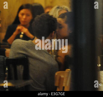 Ariana Grande und Nathan Sykes, auf ein Date am vegetarische Restaurant Manna in Primrose Hill nach Arianas secret Gig im Club steigen. Das Paar wurden gesehen, küssen und kuscheln, wie sie ihren Abend gemeinsam genossen werden.  Mitwirkende: Ariana G Stockfoto