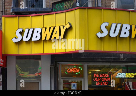 Subway Sandwiches Restaurant Schild über dem Eingang Stockfoto