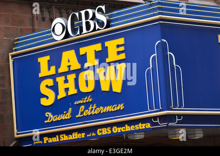 CBS Late Show mit David Letterman Schild über dem Eingang des Ed Sullivan Theater in Manhattan, New York Stockfoto