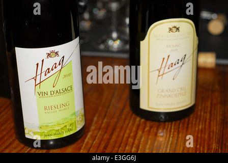 Flasche Anzeige von zwei Weine aus dem Elsass Stockfoto