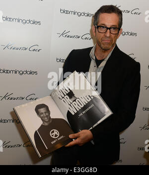 Kenneth Cole unterschreibt Exemplare seines neuen Buches mit dem Titel "This ist A Kenneth Cole Produktion" bei Bloomingdales Featuring: Kenneth Cole Where: Aventura, Florida, USA bei: 9. November 2013 Stockfoto