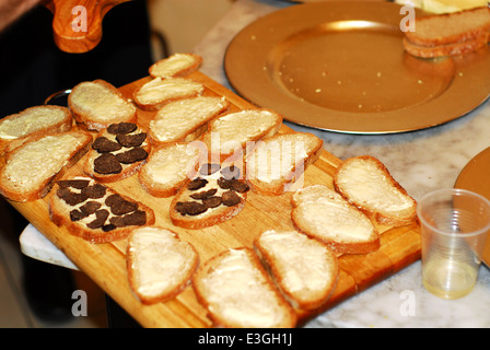 Vorbereitung der Trüffel canapés Stockfoto