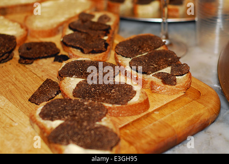 Trüffelscheiben auf gebuttertem Toast als Vorspeisen Stockfoto