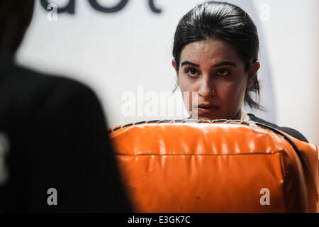 Neu-Delhi, Indien. 23. Juni 2014. Eine Mädchen lernt Selbstverteidigung Fähigkeiten im Krav Maga Club in New Delhi, der Hauptstadt von Indien, 23. Juni 2014. Verbrechen gegen Frauen passiert von Zeit zu Zeit in Indien, wurde Martial Arts Clubs beliebt bei den Mädchen in den Städten. Sie kam zu lernen Selbstverteidigung, dass sich Fähigkeiten, um besser schützen. © Zheng Huansong/Xinhua/Alamy Live-Nachrichten Stockfoto