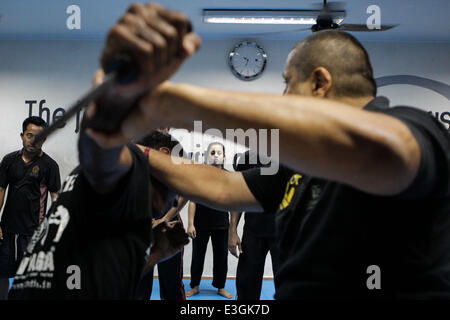 (140624)--NEU-DELHI, 24. Juni 2014 (Xinhua)--eine Mädchen (C) lernt Selbstverteidigung Fähigkeiten im Krav Maga Club in New Delhi, der Hauptstadt von Indien, 22. Juni 2014. Verbrechen gegen Frauen passiert von Zeit zu Zeit in Indien, wurde Martial Arts Clubs beliebt bei den Mädchen in den Städten. Sie kam zu lernen Selbstverteidigung, dass sich Fähigkeiten, um besser schützen. (Xinhua/Zheng Huansong) Stockfoto