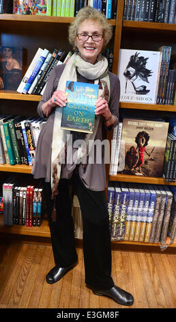 Lee Smith diskutiert und Kopien von ihrem neuen Buch "Gast auf der Erde" an Bücher und Bücher mit Coral Gables unterzeichnet: Lee Smith wo: Coral Gables, Florida, USA bei: 11. November 2013 Stockfoto