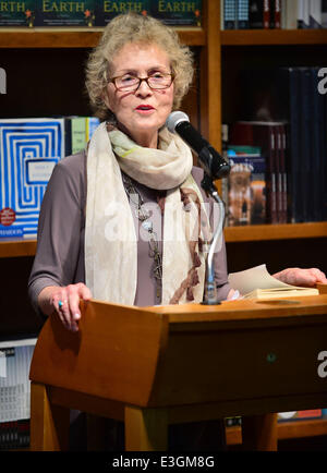 Lee Smith diskutiert und Kopien von ihrem neuen Buch "Gast auf der Erde" an Bücher und Bücher mit Coral Gables unterzeichnet: Lee Smith wo: Coral Gables, Florida, USA bei: 11. November 2013 Stockfoto