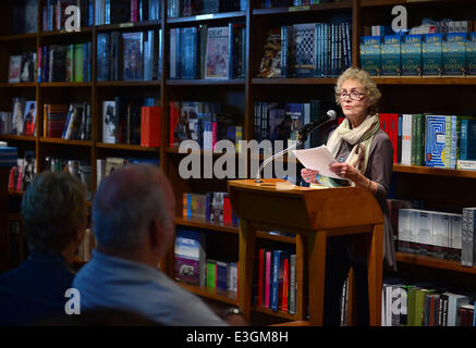 Lee Smith diskutiert und Kopien von ihrem neuen Buch "Gast auf der Erde" an Bücher und Bücher mit Coral Gables unterzeichnet: Lee Smith wo: Coral Gables, Florida, USA bei: 11. November 2013 Stockfoto