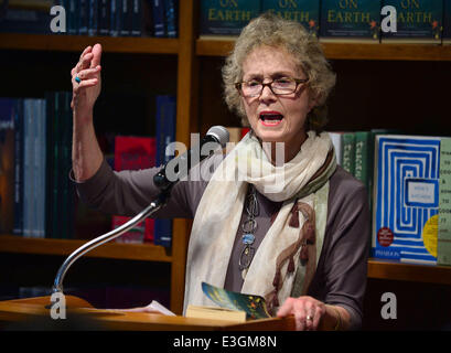 Lee Smith diskutiert und Kopien von ihrem neuen Buch "Gast auf der Erde" an Bücher und Bücher mit Coral Gables unterzeichnet: Lee Smith wo: Coral Gables, Florida, USA bei: 11. November 2013 Stockfoto