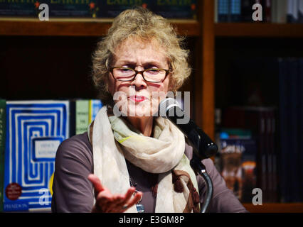 Lee Smith diskutiert und Kopien von ihrem neuen Buch "Gast auf der Erde" an Bücher und Bücher mit Coral Gables unterzeichnet: Lee Smith wo: Coral Gables, Florida, USA bei: 11. November 2013 Stockfoto