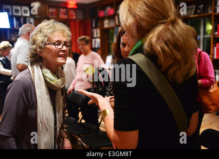 Lee Smith diskutiert und Kopien von ihrem neuen Buch "Gast auf der Erde" an Bücher und Bücher mit Coral Gables unterzeichnet: Lee Smith wo: Coral Gables, Florida, USA bei: 11. November 2013 Stockfoto