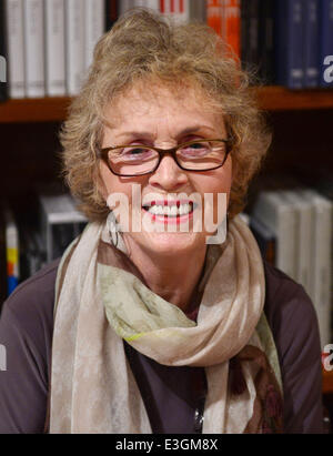 Lee Smith diskutiert und Kopien von ihrem neuen Buch "Gast auf der Erde" an Bücher und Bücher mit Coral Gables unterzeichnet: Lee Smith wo: Coral Gables, Florida, USA bei: 11. November 2013 Stockfoto