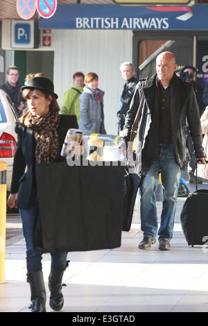 Prominente Gäste am Flughafen Tegel ankommen an Bambi awards 2013.  Mitwirkende: Heiner Lauterbach, Viktoria Skaf wo: Berlin, Deutschland bei: 14. November 2013 Stockfoto