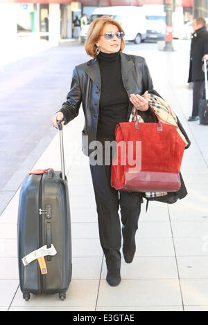 Prominente Gäste am Flughafen Tegel ankommen an Bambi awards 2013.  Mitwirkende: Senta Berger wo: Berlin, Deutschland bei: 14. November 2013 Stockfoto