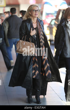 Prominente Gäste am Flughafen Tegel ankommen an Bambi awards 2013.  Mitwirkende: Nina Ruge Where: Berlin, Deutschland bei: 14. November 2013 Stockfoto