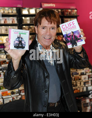 Sir Cliff Richard signierte Exemplare von seinem neuen Album und DVD für Fans in Birmingham bei HMV in der Stierkampfarena Einkaufszentrum Featuring: Sir Cliff Richard Where: Birmingham, Vereinigtes Königreich bei: 14. November 2013 Stockfoto