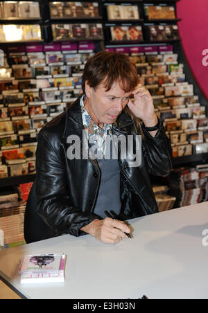 Sir Cliff Richard signierte Exemplare von seinem neuen Album und DVD für Fans in Birmingham bei HMV in der Stierkampfarena Einkaufszentrum Featuring: Sir Cliff Richard Where: Birmingham, Vereinigtes Königreich bei: 14. November 2013 Stockfoto