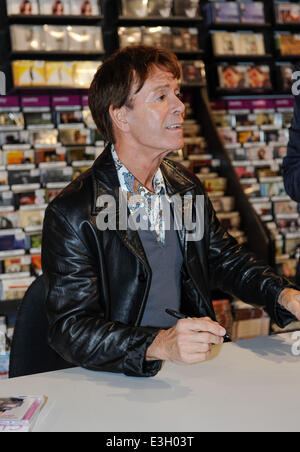 Sir Cliff Richard signierte Exemplare von seinem neuen Album und DVD für Fans in Birmingham bei HMV in der Stierkampfarena Einkaufszentrum Featuring: Sir Cliff Richard Where: Birmingham, Vereinigtes Königreich bei: 14. November 2013 Stockfoto