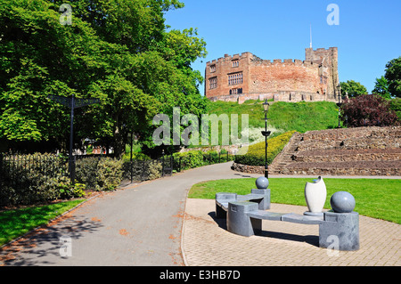 Blick auf die Burg vom Schloss mit dem mercian Regiment Monument, das sich in den Vordergrund, Tamworth gesehen, England. Stockfoto